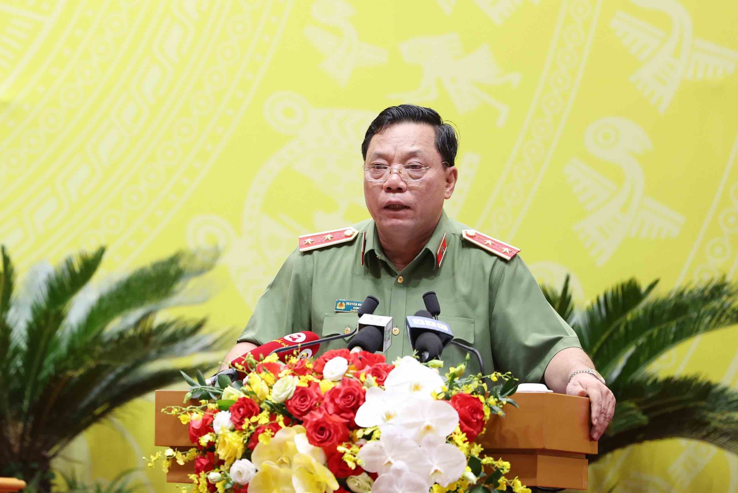 Trung tướng Nguyễn Hải Trung, Giám đốc Công an TP Hà Nội trình bày tờ trình. Ảnh: HĐND TP Hà Nội