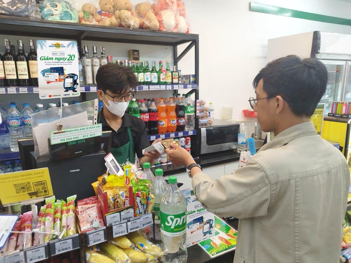 NAPAS, Mastercard và Payoo trong việc triển khai chiến dịch khuyến mại toàn quốc với mục tiêu thúc đẩy hình thức thanh toán không tiếp xúc. Ảnh: Phan Tâm