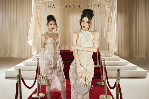 Á hậu Hương Ly và Á quân Hương Giang khoe dáng gợi cảm. Ảnh: NVCC