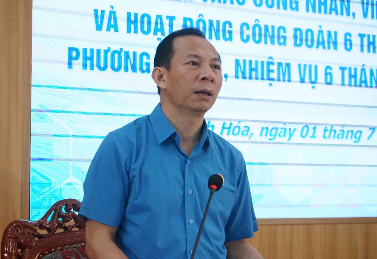 Ông Võ Mạnh Sơn - Chủ tịch LĐLĐ tỉnh Thanh Hóa phát biểu tại hội nghị. Ảnh: Quách Du