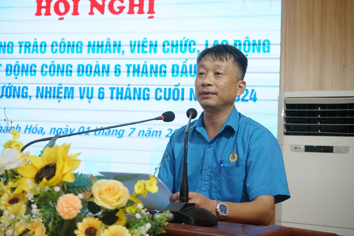 Ông Vũ Trần Thanh - Phó Chủ tịch Công đoàn Khu Kinh tế Nghi Sơn và các khu công nghiệp tỉnh Thanh Hóa tham luận tại hội nghị. Ảnh: Quách Du