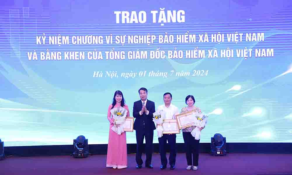 Tổng Giám đốc BHXH VN Nguyễn Thế Mạnh tặng Bằng khen cho các tập thể, cá nhân. Ảnh: BHXHVN
