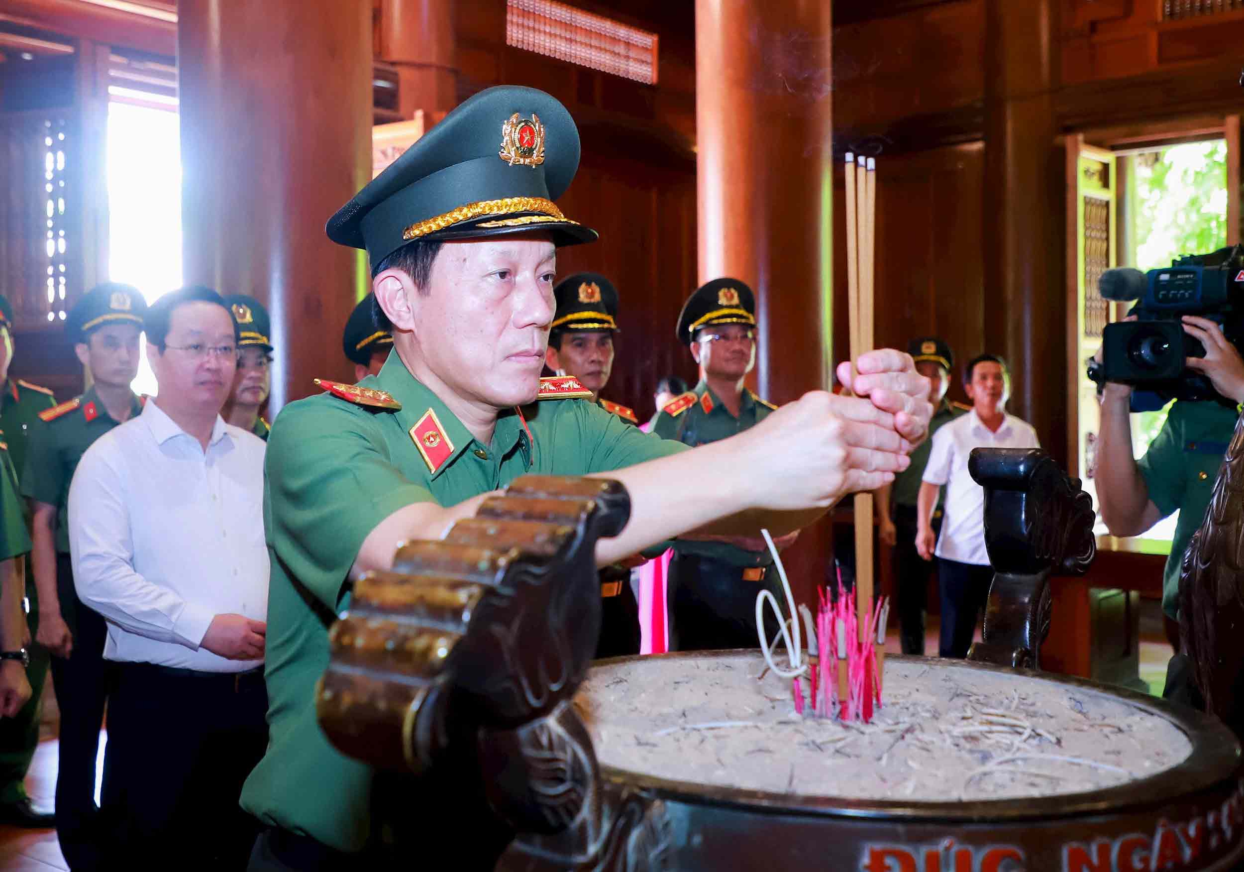 Thượng tướng Lương Tam Quang - Bộ trưởng Bộ Công an dâng hương tưởng niệm Chủ tịch Hồ Chí Minh. Ảnh: Thành Duy