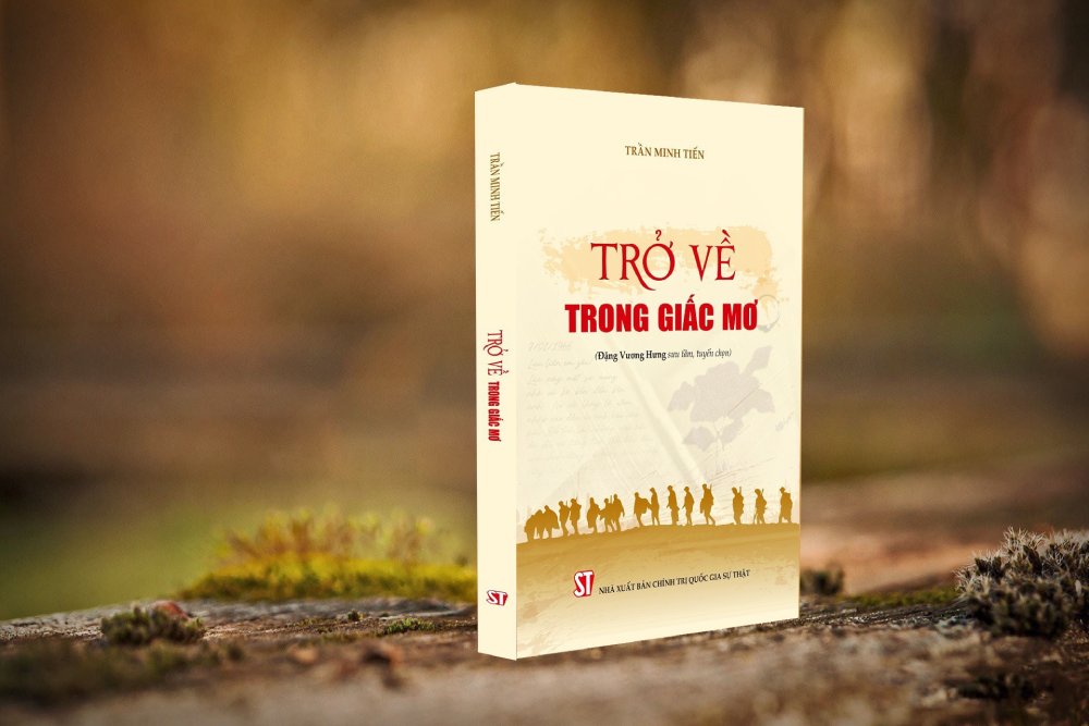 Cuốn sách "Trở về trong giấc mơ" vừa được Nhà xuất bản Chính trị quốc gia Sự thật ấn hành. Ảnh: Ái Vân