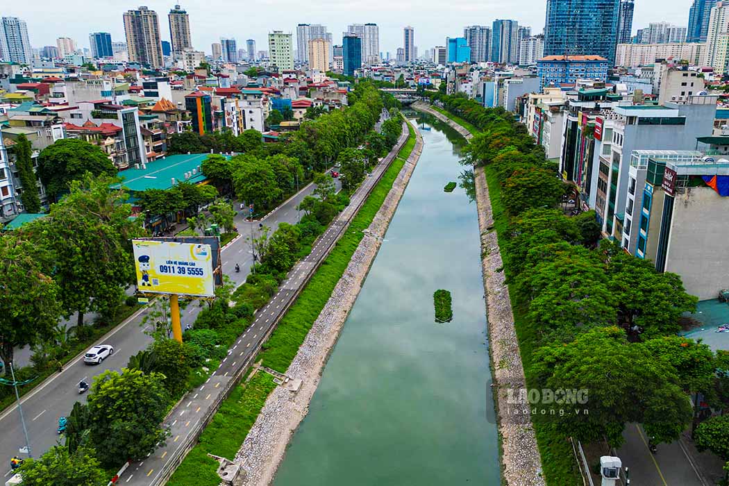Theo ông Nguyễn Huy Anh (trú tại phường Quan Hoa) dòng nước bắt đầu đổi màu trong và sạch hơn từ ngày 30.6, tình trạng mùi hôi thối dưới sông cũng được cải thiện đáng kể.