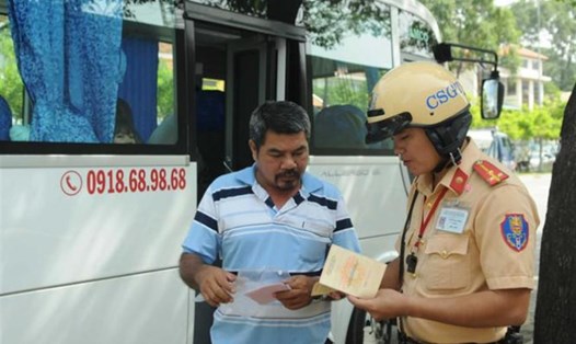 Lực lượng Cảnh sát giao thông kiểm tra giấy phép lái xe của chủ phương tiện vi phạm giao thông. Ảnh: Cổng thông tin Bộ Công an