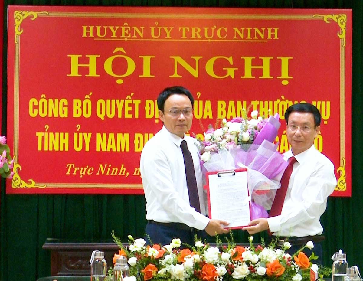 Chủ tịch UBND tỉnh Nam Định Phạm Đình Nghị trao Quyết định cho tân Bí thư Huyện ủy Trực Ninh Phạm Thành Trung. Ảnh: Cổng TTĐT huyện Trực Ninh