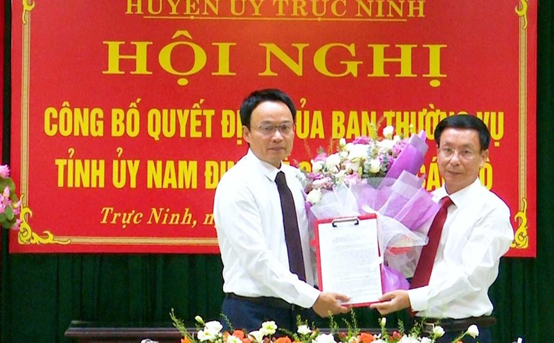 Chủ tịch UBND tỉnh Nam Định Phạm Đình Nghị trao Quyết định cho tân Bí thư Huyện ủy Trực Ninh Phạm Thành Trung. Ảnh: Cổng TTĐT huyện Trực Ninh