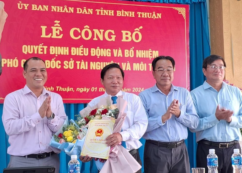 Ông Huỳnh Duy Khôi nhận Quyết định giữ chức vụ Phó Giám đốc Sở Tài nguyên và Môi trường tỉnh Bình Thuận và hoa chúc mừng. Ảnh: Phạm Duy