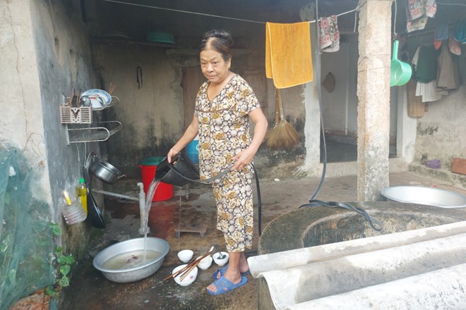 Người dân thị trấn Đồng Lộc (Can Lộc) liền kề xã Mỹ Lộc chưa có nước sạch nên phải dùng nước giếng để sinh hoạt. Ảnh: Trần Tuấn.
