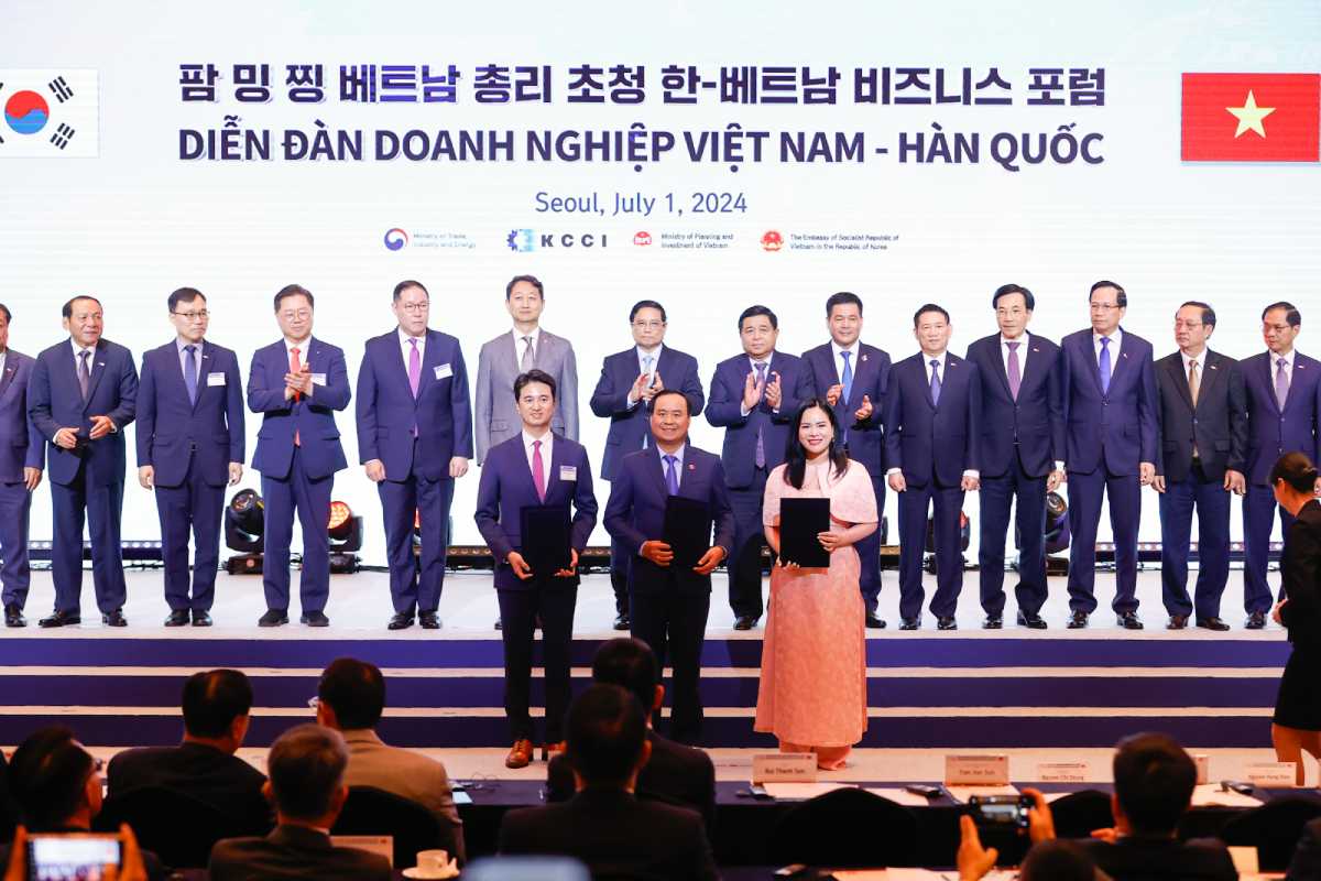 Thủ tướng chứng kiến trao biên bản ghi nhớ hợp tác (MOU) giữa Tập đoàn SK, Tập đoàn T&T và tỉnh Quảng Trị hợp tác chuyển đổi năng lượng, tăng trưởng xanh. Ảnh: VGP
