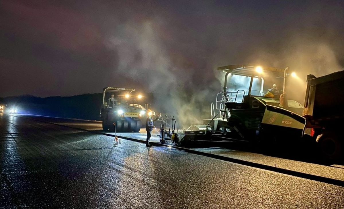 Thi công cao tốc Vạn Ninh - Cam Lộ đoạn qua tỉnh Quảng Trị vào ban đêm. Ảnh: Q.Khánh.