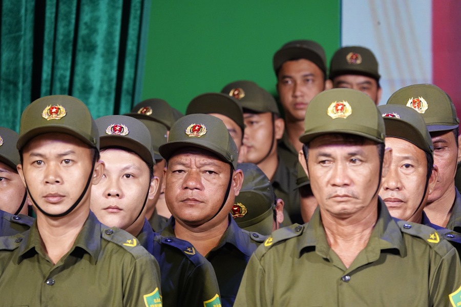Tỉnh Long An đồng loạt ra mắt lực lượng bảo vệ an ninh trật tự ở cơ sở tại 15 huyện, thị xã, thành phố. Ảnh: An Long