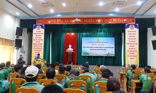 LĐLĐ thành phố Đà Nẵng tổ chức tuyên truyền, vận động thành lập Nghiệp đoàn lái xe công nghệ Grab. Ảnh: Trần Thi