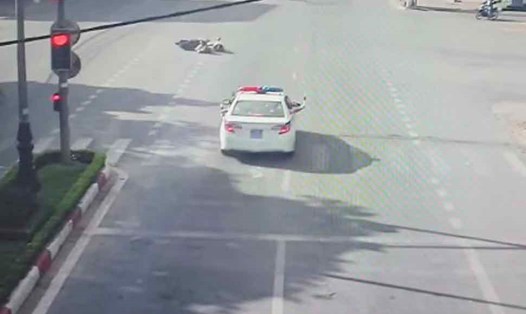 Hình ảnh chiến sĩ Cảnh sát Giao thông Công an Thành phố Hà Tĩnh dũng cảm lao ra giữ người phụ nữ đi xe máy điện lại để tránh xảy ra vụ tai nạn giao thông. Ảnh cắt từ clip