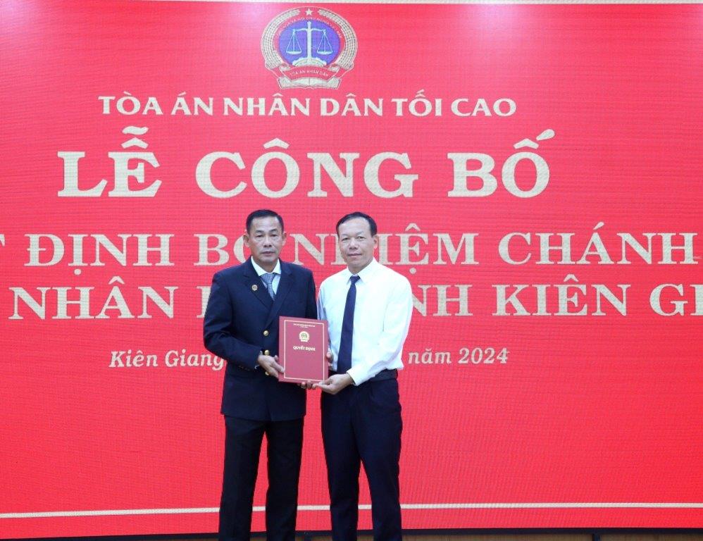 Ông Nguyễn Trí Tuệ - Phó Chánh án Thường trực TAND Tối cao (áo trắng) trao quyết định bổ nhiệm cho ông Võ Kế Nghiệp. Ảnh: Xuân Nhi