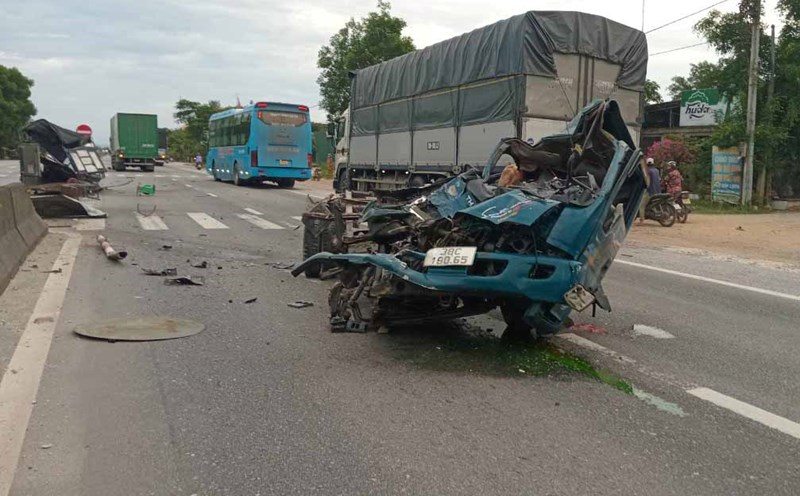 Hình ảnh vụ tai nạn giao thông nghiêm trọng tại xã Cẩm Thịnh (Cẩm Xuyên, Hà Tĩnh) vào ngày 8.6 khiến 3 người tử vong tại chỗ. Ảnh: Trần Tuấn.