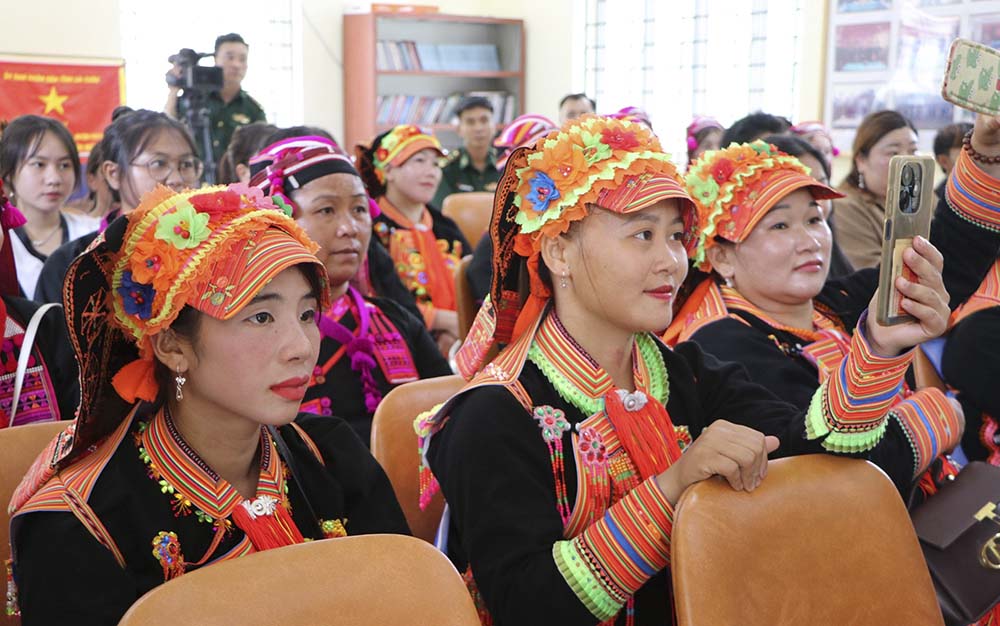 Người dân xã Huổi Luông, huyện Phong Thổ, tỉnh Lai Châu dự hội nghị truyền thông nâng cao nhận thức về phòng chống mua bán người. Ảnh: Đức Duẩn