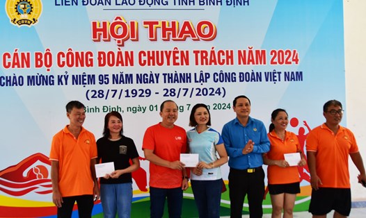 Ông Hà Duy Trung (thứ 3 từ phải sang) trao thưởng cho vận động viên thắng giải bơi tiếp sức nam - nữ. Ảnh: Văn Minh.