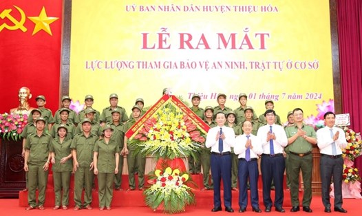 Lãnh đạo tỉnh Thanh Hóa tại lễ ra mắt lực lượng tham gia bảo vệ an ninh ở cơ sở. Ảnh: T.L