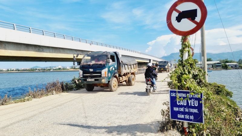 Cầu Tam Giang trễ hạn 6 năm, người dân phải lưu thông trên cầu cũ xuống cấp, nguy hiểm. Ảnh Nguyễn Hoàng