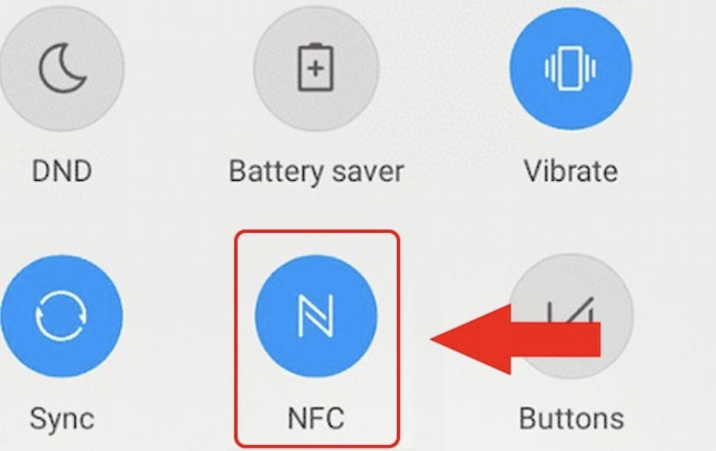 Cách 2: Bạn cũng có thể bật NFC dựa vào thanh thông báo trên điện thoại Android bằng cách vuốt từ trên màn hình xuống, sau đó chọn vào NFC để kích hoạt tính năng.