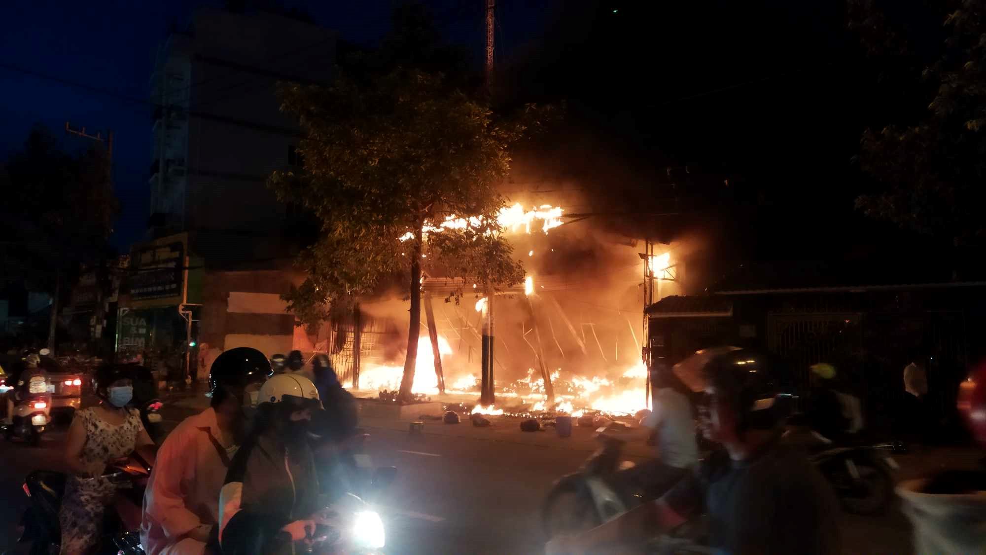 Hiện trường vụ cháy. Ảnh: Văn Thông