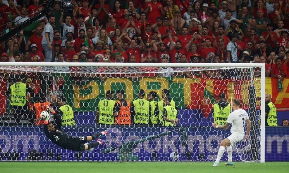 Người hùng Diogo Costa đưa tuyển Bồ Đào Nha vào tứ kết EURO 2024 với 3 lần cản phá cú đá luân lưu của các cầu thủ Slovenia. Ảnh: UEFA