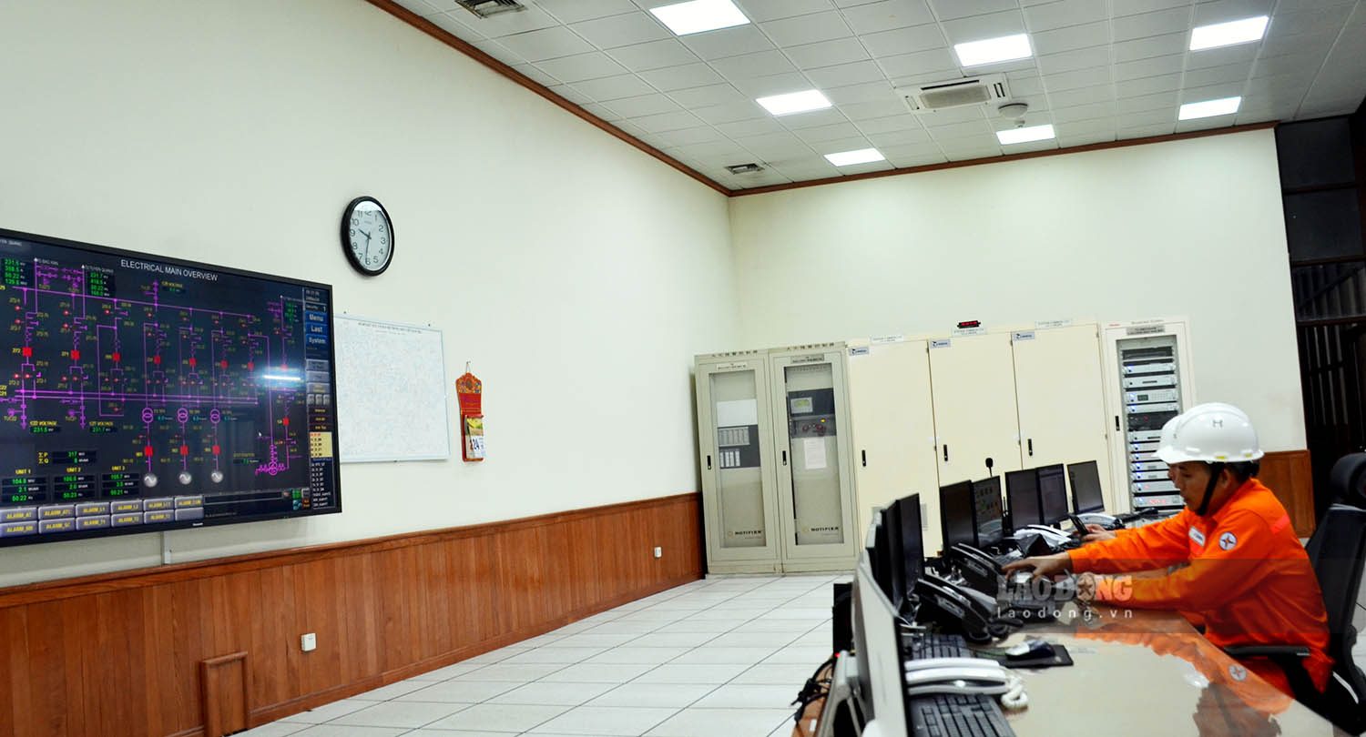 Phòng điều khiển trung tâm luôn có cán bộ kỹ thuật làm việc 24/24h, đảm bảo an toàn phát điện và kết nối thông suốt nhà điều hành.