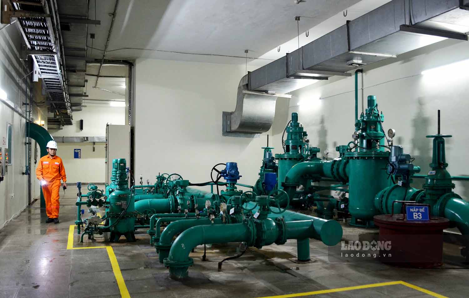 Gần đó là khu vực máy bơm nước để làm mát các tổ máy phát điện. Đây là một trong những thiết bị quan trọng đảm bảo các tổ máy hoạt động ổn định.