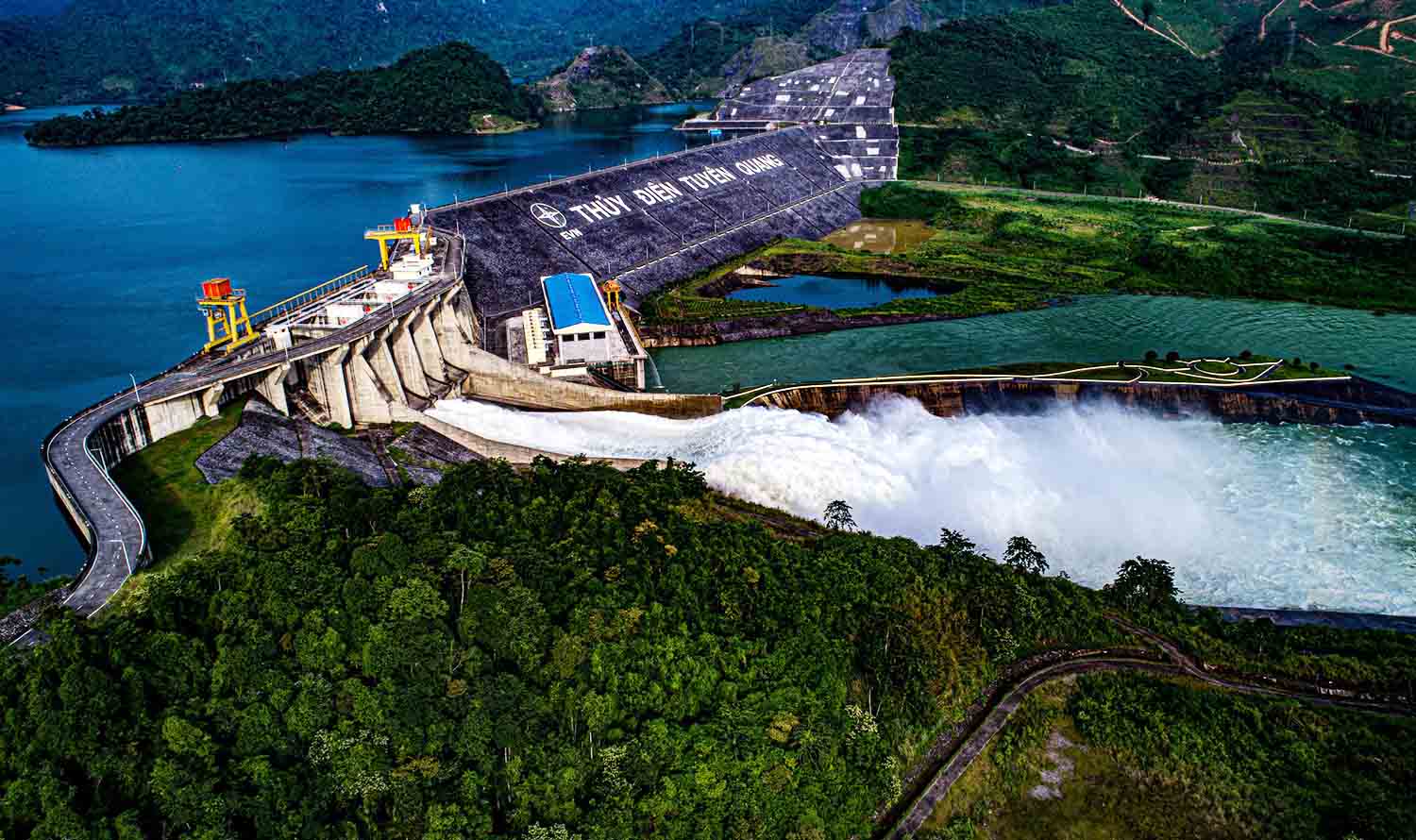 Giữa tháng 6.2024, do ảnh hưởng của mưa lớn, lượng nước đổ về lòng hồ tăng cao, Nhà máy thủy điện Tuyên Quang đã tiến hành mở từ 1 đến 2 cửa xả đáy để đảm bảo an toàn công trình.