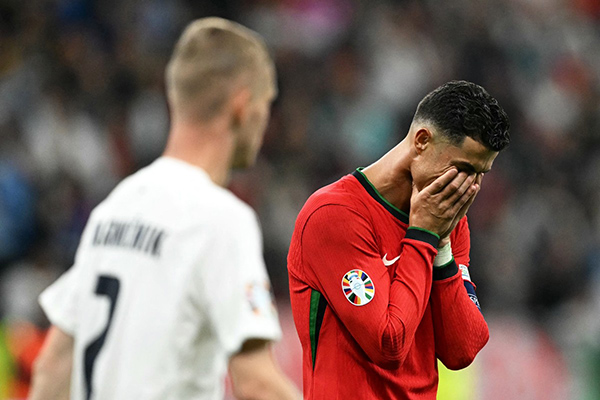 Ronaldo khóc sau khi đá hỏng quả phạt đền trong trận gặp Slovenia tại vòng 16 đội EURO 2024. Ảnh: AFP