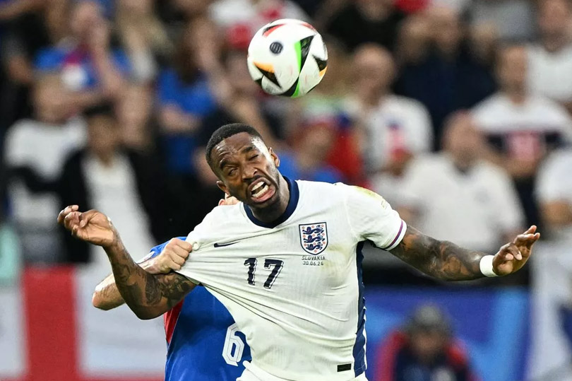 Ivan Toney có pha đánh đầu kiến tạo cho Harry Kane giúp đội tuyển Anh có bàn thắng quan trọng vượt qua Slovakia. Ảnh: AFP