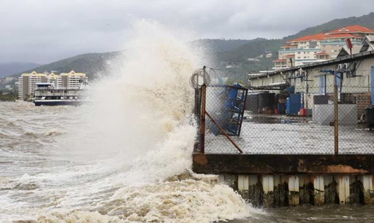 Sóng ập vào đê biển sau khi bão Beryl đổ bộ vào Trinidad và Tobago ngày 1.7.2024. Ảnh: Reuters