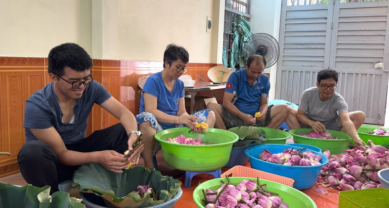 Những người làm trà sen tại quận Tây Hồ là muốn giữ nét tinh hoa của trà sen Hà Nội. Ảnh: Hoàng Lộc