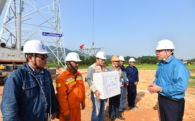 Chủ tịch Công đoàn Điện lực Việt Nam Đỗ Đức Hùng thăm hỏi, tặng quà động viên công nhân đường dây 500kV mạch 3 đoạn Quảng Trạch - Quỳnh Lưu. Ảnh: Thành Vinh