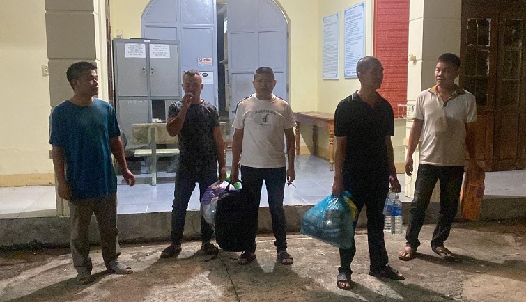 Nhóm đối tượng nằm trong đường dây cá độ bóng đá bị lực lượng chức năng phát hiện, xử lý. Ảnh: Công an cung cấp