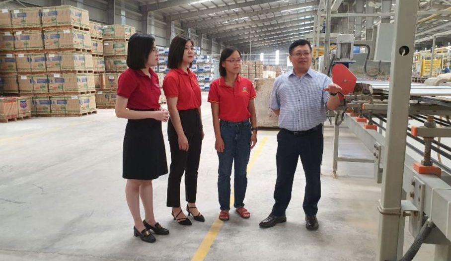 Cán bộ Agribank thăm cơ sở sản xuất của Công ty Mikado Group tại Tiền Hải - Thái Bình. Ảnh: Agribank 