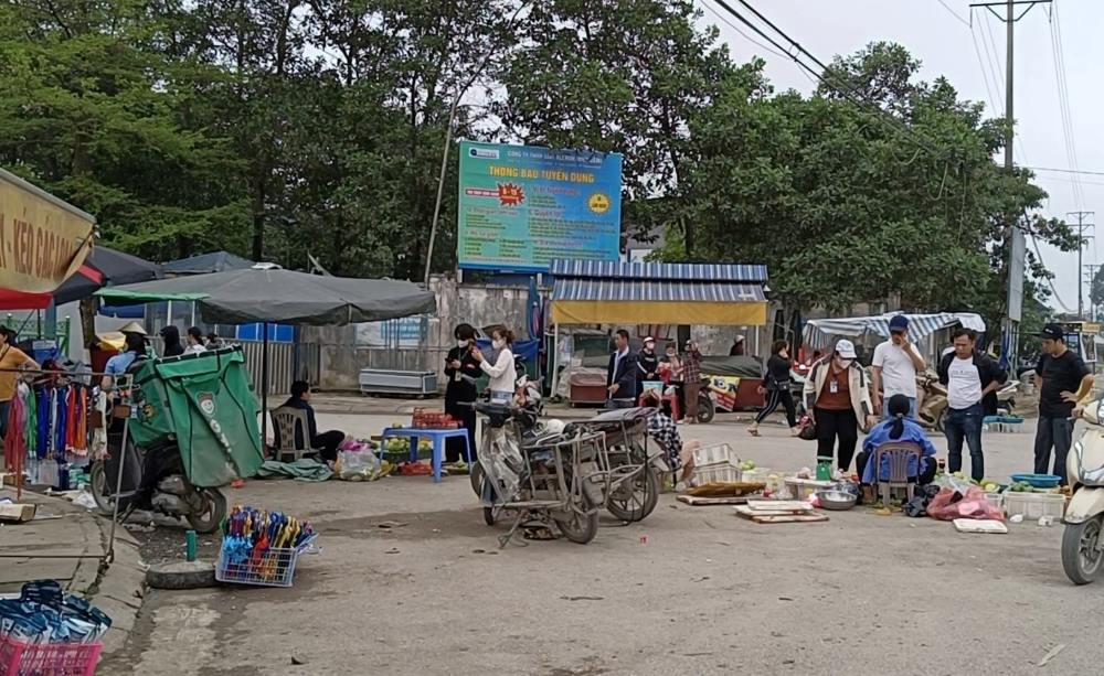 Các hàng quán bày bán tràn lan ngay trước lối vào Khu công nghiệp Hoàng Long, TP. Thanh Hóa. Ảnh: Quách Du