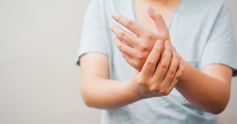 Nguyên nhân gây ra chứng run tay và cách điều trị. Ảnh: HƯƠNG SƠN
