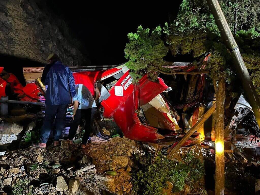 Hiện trường vụ tai nạn trên Quốc lộ 6 đêm 9.7. Ảnh: Minh Nguyễn