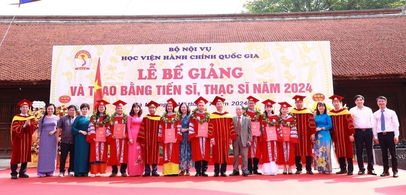 Có17 tân tiến sĩ Quản lý công nhận bằng dịp này.