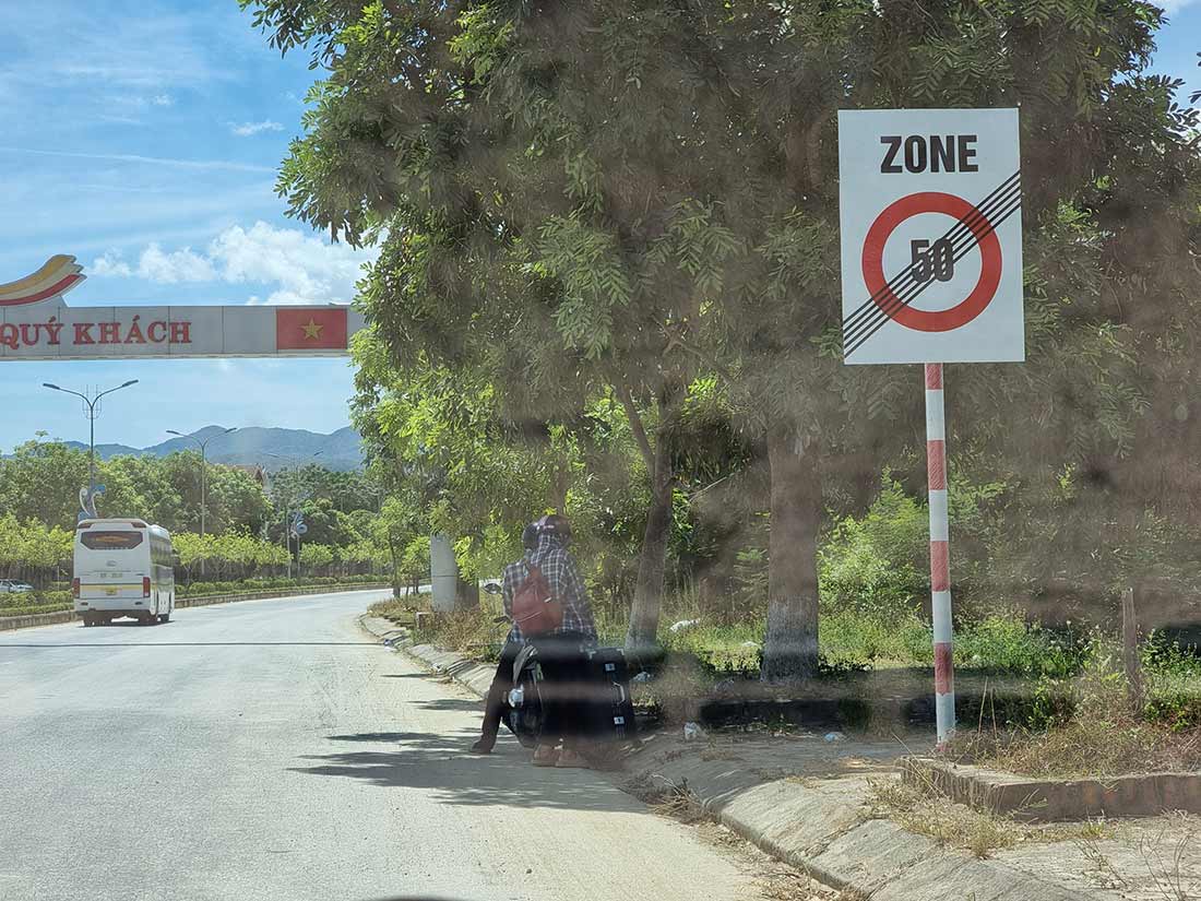 Biển báo kết thúc khu vực tốc độ tối đa cho phép 50km/h đặt trên quốc lộ 8A, cách giao điểm với cao tốc Diễn Châu - Bãi Vọt khoảng hơn 600m. Ảnh: Quang Đại