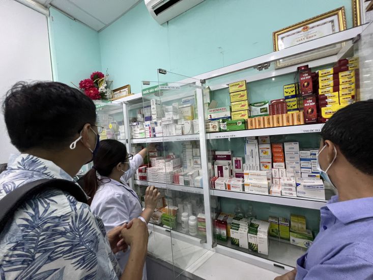 Người dân vẫn phải mua ở bên ngoài với một số loại thuốc trong danh mục bảo hiểm y tế. Ảnh: Nguyễn Ly