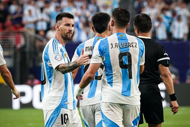 Messi chỉ còn kém Ronaldo về số bàn thắng quốc tế