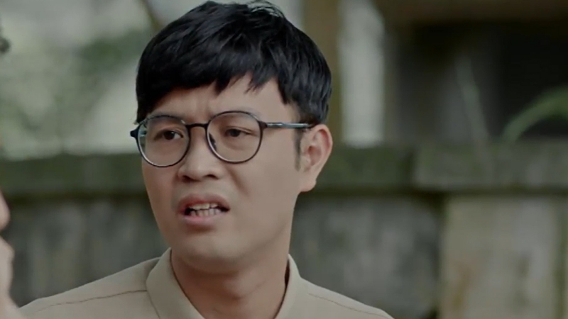 NSƯT Thái Sơn với gương mặt gây hài trong phim giờ vàng.  Ảnh: Cắt từ video.