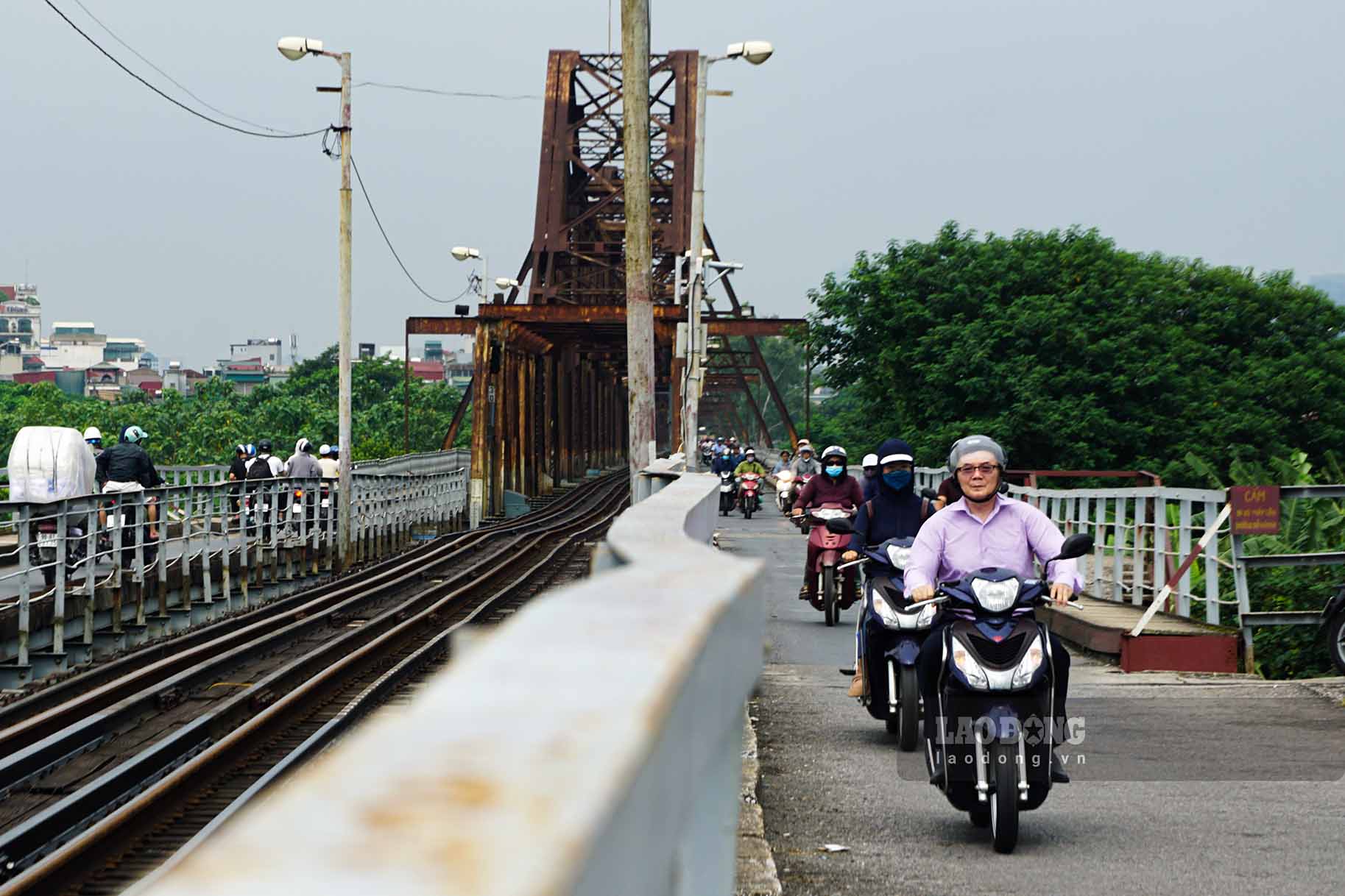 Người dân cho biết, quá trình di chuyển qua cầu gặp nhiều khó khăn do mặt đường không được thảm nhựa đồng bộ, xuất hiện nhiều vết chắp vá sau những lần trùng tu cây cầu.