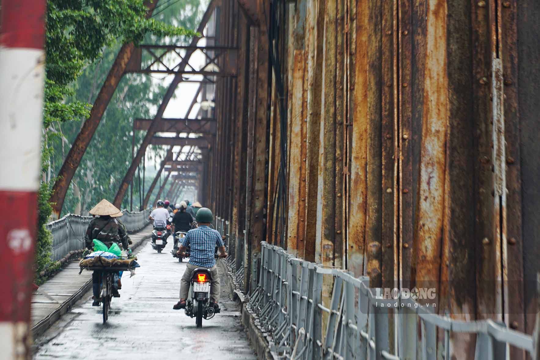 Nhiều miếng bê tông ở vị trí dành cho người đi bộ hai bên thành cầu Long Biên bị vỡ hoặc xô lệch và có nguy cơ sập bất cứ lúc nào.