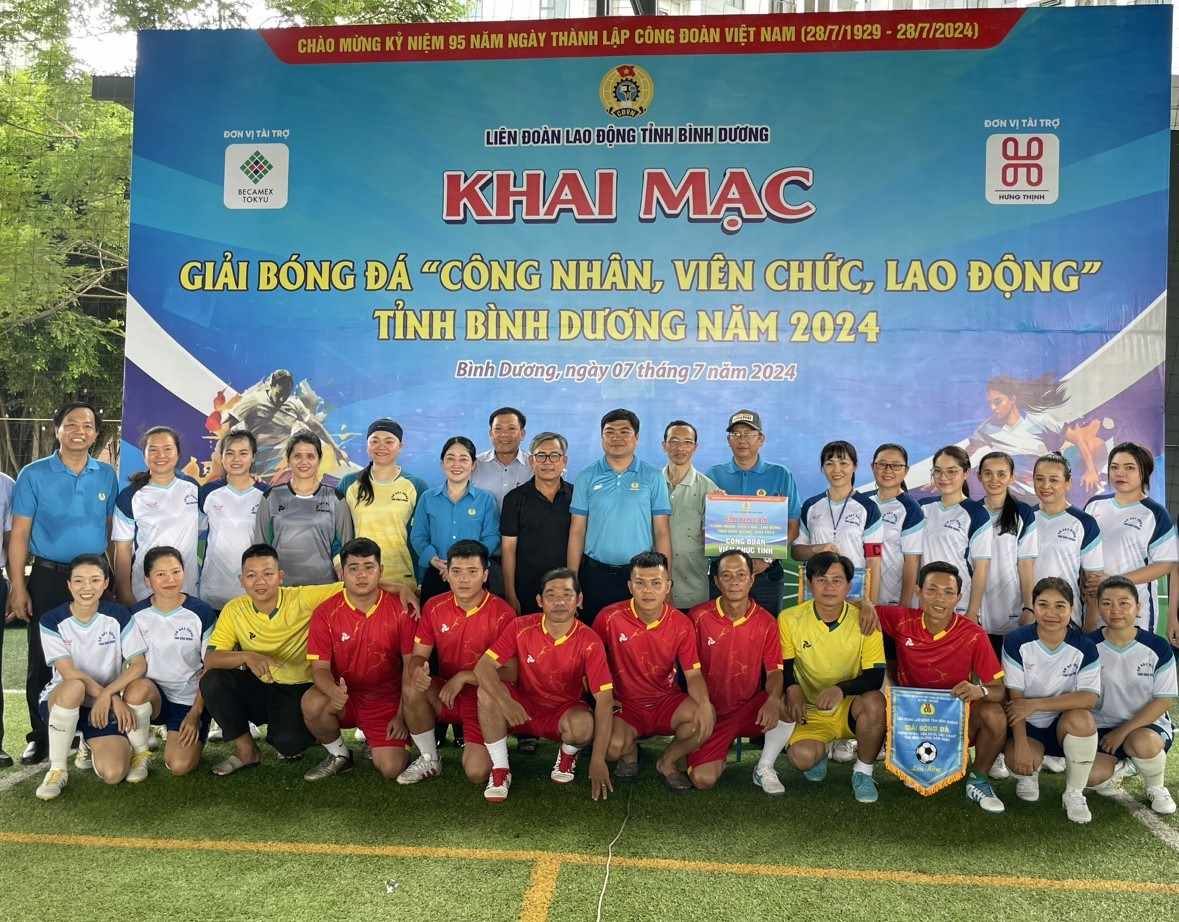 Đội bóng chụp hình tại buổi khai mạc giải đấu. Ảnh: Đình Trọng