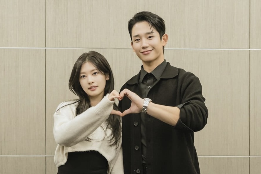 Jung So Min và Jung Hae In trong buổi đọc kịch bản phim “Love Next Door”. Ảnh: Nhà sản xuất